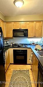 Eglinton Ave E/Mount Pleasant Fabulous 1Bdrm +Den 1Locker 1Parking - Photo 3