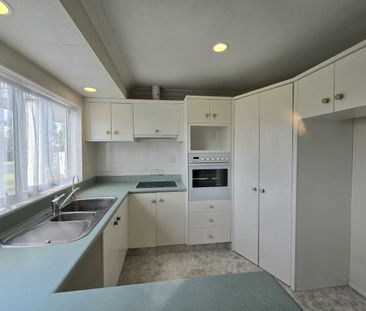 Sunny Family Home in the Heart of Cherrywood - Otumoetai - Photo 4