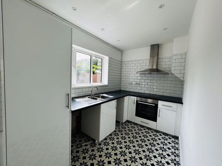 2 bedroom end of terrace house to rent - Photo 3