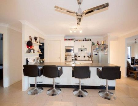 Four bed family home - Photo 5