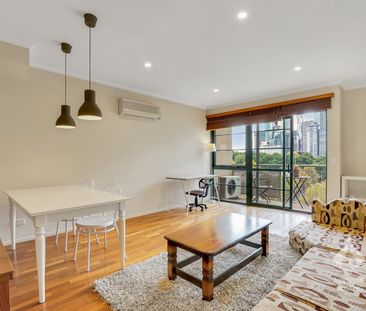 Stylish 1-Bedroom Loft Apartment in the Heart of Melbourne - Photo 2