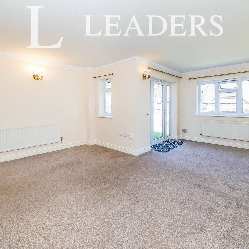 4 bedroom house to rent Walhatch Close, RH18 - Photo 1