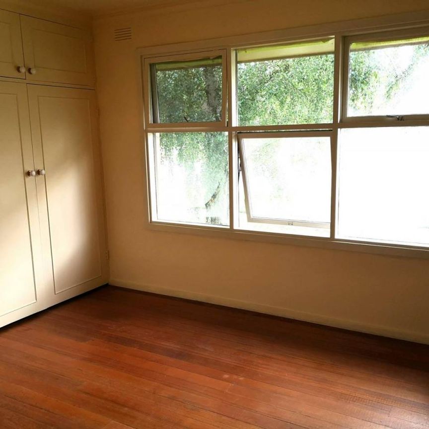 4/5 Bed Bayside Living in Mordialloc - Only 10 mins from the Beach - Photo 1