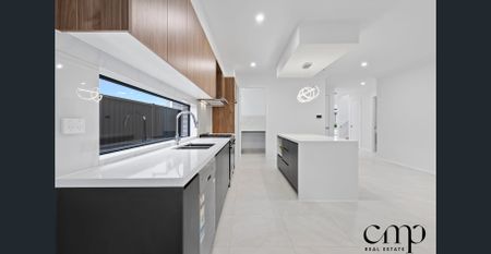 Brand New Luxury 5 Bedroom Home in Prime Location - Photo 5