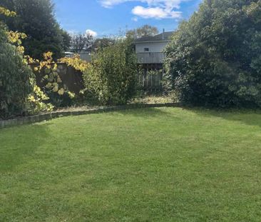 Cozy renovated house great location. - Photo 1