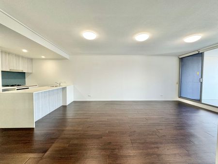 UNFURNISHED - Oversized 1 Bed Plus Study! - Photo 2