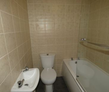 Coronation Street Flat 2 - Photo 4