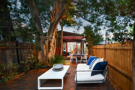 Character cottage with a north-facing courtyard - Photo 4