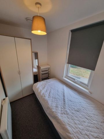 3 bedroom flat to rent - Photo 4