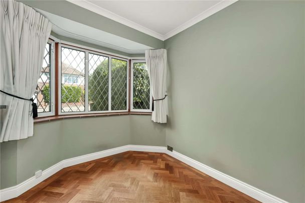 Five bedroom detached home located conveniently for the station and local schools - Photo 1