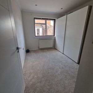 Room in a Shared House, Otley Drive, IG2 - Photo 2