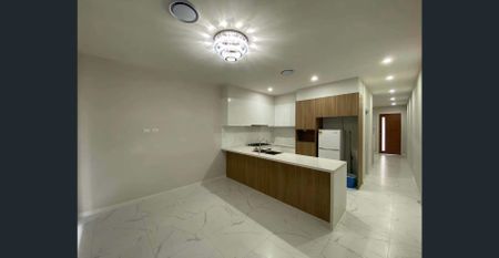 5 Bedroom Duplex Townhouse with guest room downstairs for Lease! - Photo 5