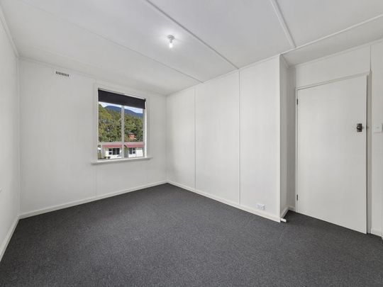 Neat and tidy Chigwell home - Photo 1