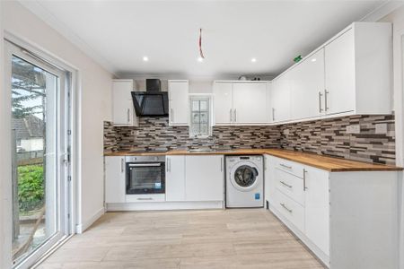 4 bedroom semi-detached house to rent - Photo 2