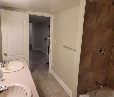 For Lease - 6 Crevice Gate, Brampton, Ontario - Photo 4