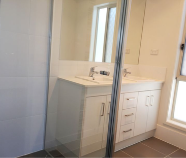 17 Apple Berry Avenue, Coomera, QLD - Photo 2