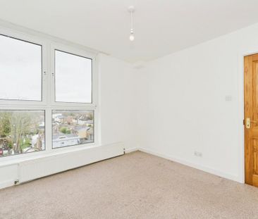 3 bedroom flat to rent - Photo 4