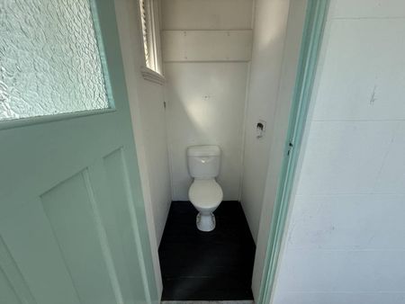 BIG UPSTAIRS FLAT WITH RECENT RENOVATIONS - Photo 4