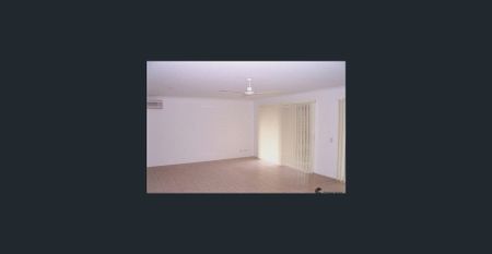 SPACIOUS TOWN HOUSE 3 BED 2.5 BATH DOUBLE LOCK UP GARAGE IN EXCEPTIONAL SOUGHT-AFER LOCATION! - Photo 4