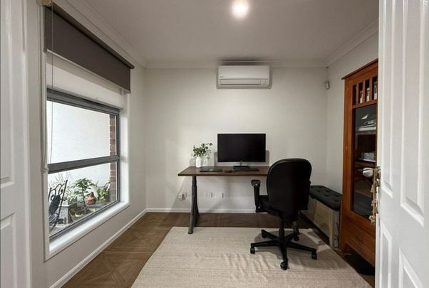 18 Southbank Walk Taylors Hill VIC - Photo 1