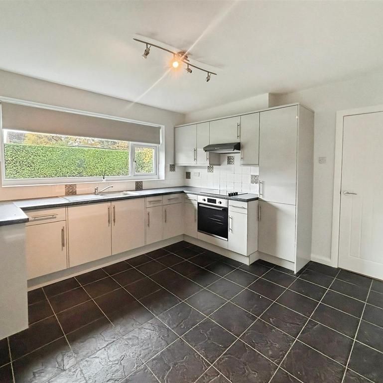 3 bedroom detached bungalow to rent - Photo 1