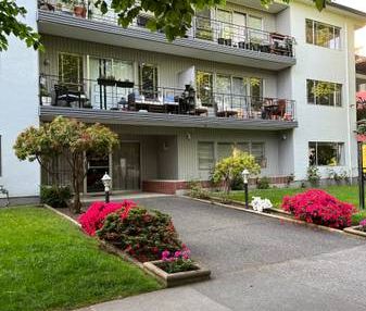 2 bdr 2 bath Updated Penthouse with large deck South Granville - Photo 2