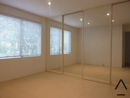 Modern apartment in sought after location - Photo 2