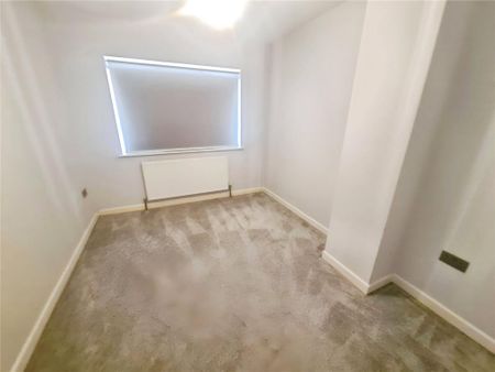 4 bedroom semi-detached house to rent - Photo 4