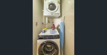 Fully Furnished 3-bedrooms Modern Penthouse with Gym and Pool in Prime Location - Photo 3