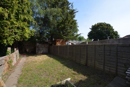 Ashwood Ave, Hillingdon, UB8 - Photo 3