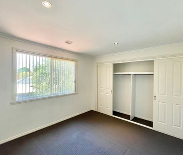 Charming Townhouse in Prime St Albans Location! - Photo 1