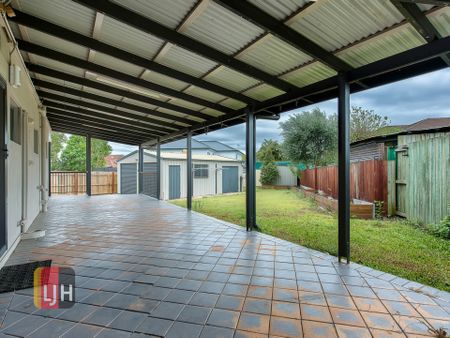 SPACIOUS, AIR CONDITIONED HOME CLOSE TO EVERYTHING - Photo 2