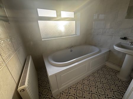 3 bedroom semi-detached house to rent - Photo 4