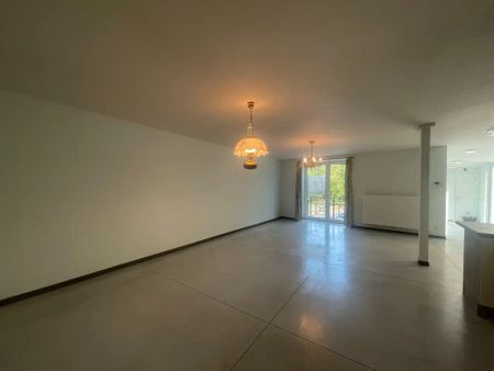 Lichtrijk appartement met balkon in gebouw met lift - Photo 2