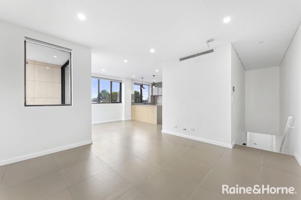 Nearly New Luxury Three Bedroom Apartment with Aircon - Photo 1