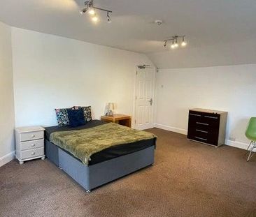 9 bedroom house of multiple occupation to rent - Photo 3