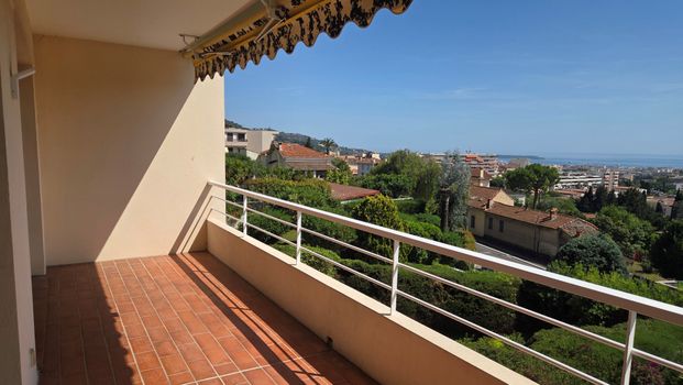 Location Appartement 3 pièces 76m² LE CANNET 06110 - Photo 1