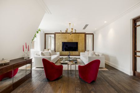 Refined Duplex Penthouse in Mayfair Village - Photo 2