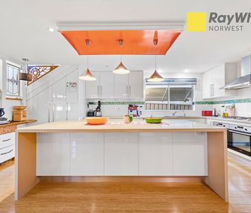 Spacious 4-Bed Family Home with Triple Garage in Peaceful Riverstone - Photo 5