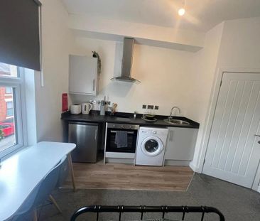1 bedroom in a house share to rent - Photo 5