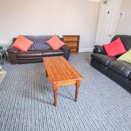 Charminster, Bournemouth - Photo 1