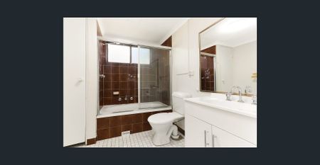 Spacious Ground Floor Apartment with Balcony & Lock-Up Garage - Photo 4