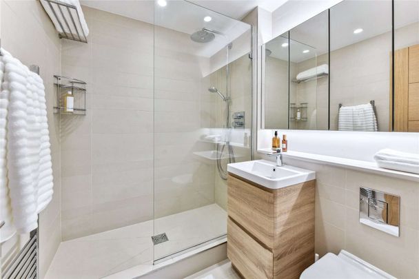 A bright and modern 2 bedroom lateral apartment located in the heart of Fitzrovia. - Photo 1