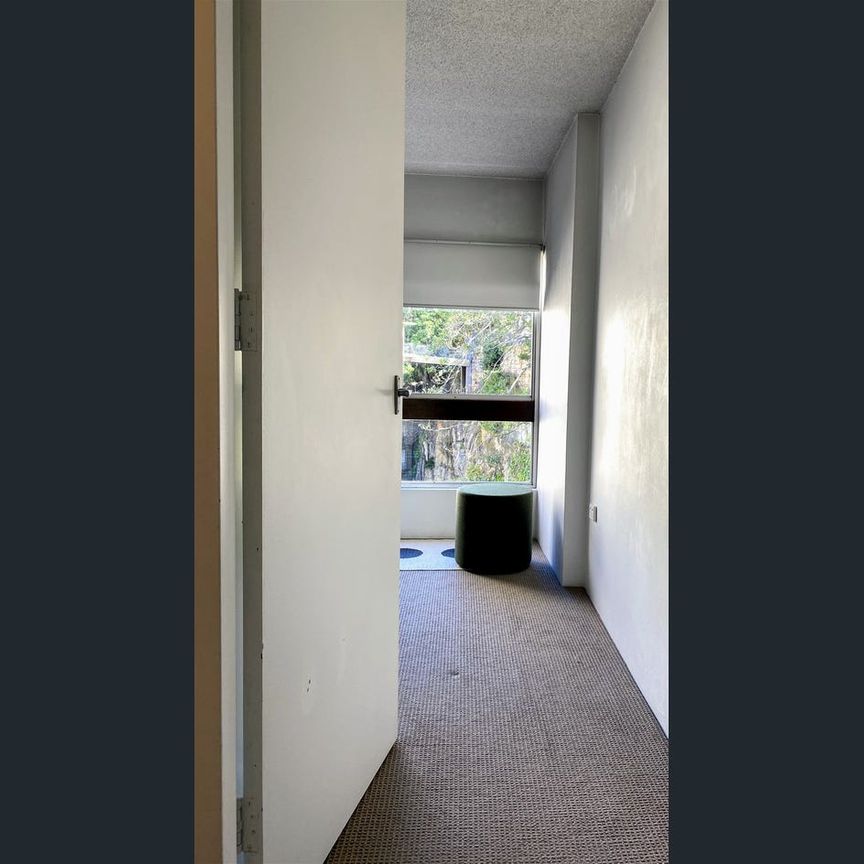 One Bedroom in Stunning Elizabeth Bay - Photo 1