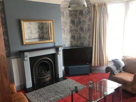 6 bedroom, 2 en-suite house - Photo 3