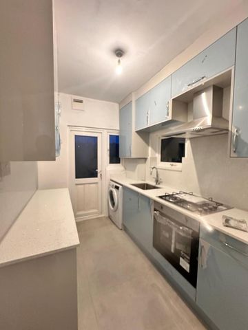 4 bedroom semi-detached house to rent - Photo 5