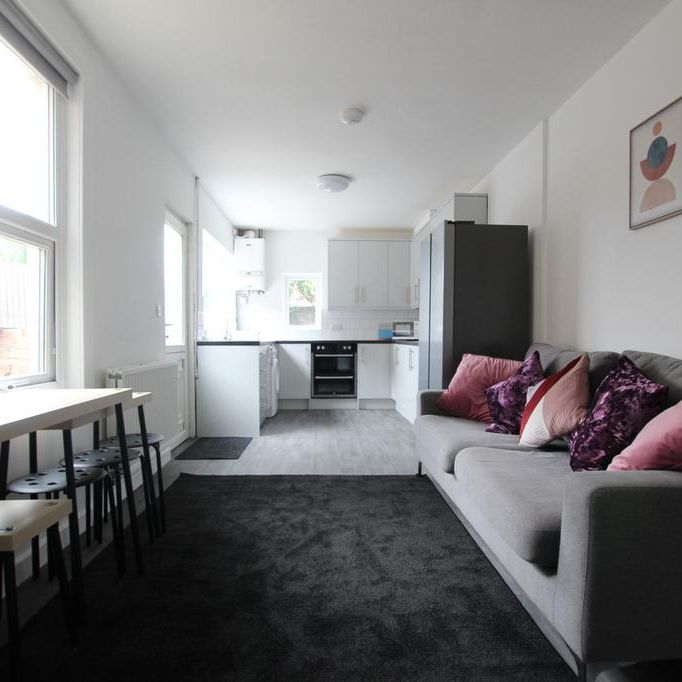 5 bedroom semi-detached house to rent - Photo 1