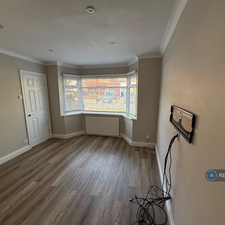 3 bedroom semi-detached house to rent - Photo 1