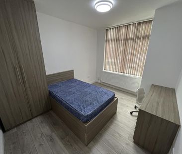 8 bedroom semi-detached house to rent - Photo 3