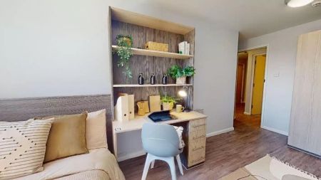Silver 3 Bed Apartment - Photo 4